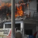 Benzin döküp evi ateşe verdi oturup yangını izledi