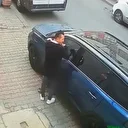 Gaziosmanpaşa'da bir şahıs otomobilin üzerine idrarını yapıp sahibine saldırdı