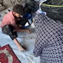 Gazzeli aile bombalanan evlerinde kalan son bakliyatları topladı