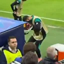 RAMS Park'ta gündem olan görüntü: Liverpool'un yıldızı zor anlar yaşadı | VİDEO