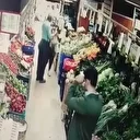 Evcil hayvanıyla markette alışveriş yapıyordu: Aldığı yumruk darbesiyle yere yığıldı