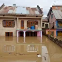 Keşmir'de şiddetli yağışlar su baskınlarına neden oldu