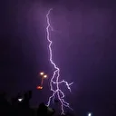 Gecenin karanlığını şimşekler aydınlattı