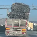 Hatay'da trafiği tehlikeye sokan hurda demir yüklü tır yürekleri ağza getirdi