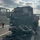 Kuzey Marmara Otoyolu’nda kamyon tıra çarptı: Bir kişi yaralandı