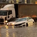 Manisa haberleri: Sağanak yağış sokakları göle çevirdi, araçlar sulara gömüldü