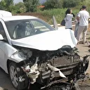 Otomobil yol kenarında bariyerlere çarptı: 2 yaralı