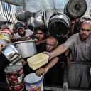 İsrail'in açlığa mahkum ettiği Gazze'de Filistinlilere yemek dağıtıldı