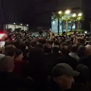 CHP'li bir grup İstanbul İl Başkanlığı önünde polis barikatını yıkmaya çalıştı