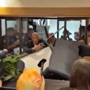 CHP'liler bina içerisinde Gürsel Tekin'e karşı masa ve sandalyelerden barikat oluşturdu