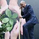Cumhurbaşkanı Erdoğan öğrencilerle birlikte fidan dikti