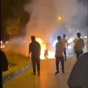 Alev alan motosikleti kırık ayağıyla koşarak yetişen yardımsever kurtardı