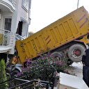 Freni boşalan kamyon salona girdi!