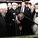 Erdoğan Emin Saraç hocanın elini öptü