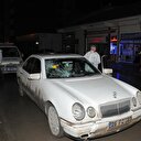 Çarptığı şahsı aracın tavanında götürdü