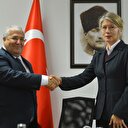 İki parti el sıkıştı