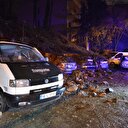 İstinat duvarı araçların üzerine çöktü