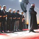 Aynı secdeye baş koyduk