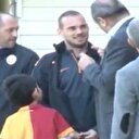 Şehit savcının oğlunu Sneijder'e bu el işaretiyle tanıttı