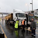 Kamyon metrobüs yoluna girdi