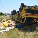 Seramik yüklü kamyon devrildi: 1 yaralı