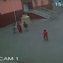 PKK'nın indirdiği bayrağı çocuklar öperek yerine astı