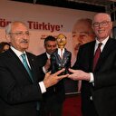 Kılıçdaroğlu'na camdan heykel hediyesi