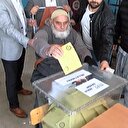 Oy kullanmaya sedyeyle götürüldü