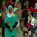 Trump'ın mitinginde başörtülü kadın salondan atıldı!