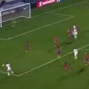 Kadın futbolcudan olağanüstü gol!