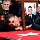 Şehit arkadaşı için ağlayan asker şehit oldu