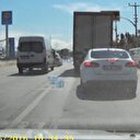 Kamyon devrildi, damacanalar yola savruldu