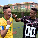 Neymar heykeliyle yan yana