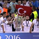 Şampiyonlar Ligi Kupa töreninde Türk bayrağı!