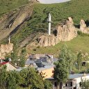 Minareleri köyün tepesinde olan cami