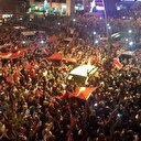 Halk darbeye karşı sokağa dökülüyor