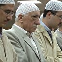 Namaz kılarken sağı solu izleyen FETÖ lideri
