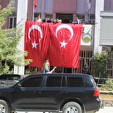Hakkari Belediyesi'ne dev Türk bayrağı asıldı