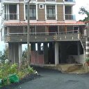 3 katlı binayı yolun üzerine yaptı