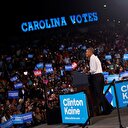 Obama'nın konuştuğu mitingde Trump pankartı