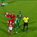 Kırmızı kart gördü hakeme saldırdı