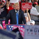 Trump'ın konuşmasını 'Clinton' sloganları kesti