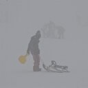 Tatilcilerin yoğun sis altında kayak keyfi