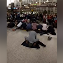 Namaz kılan Müslümanlara destek olan Amerikalılar