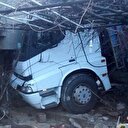 Freni boşalan kamyon bahçe duvarını yıkarak eve çarptı