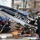 Eğitim uçağı arabaların üstüne düştü