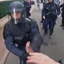 Fransız gazeteciye polis şiddeti