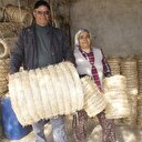 Saman sapından yaptığı kapı çelenklerini ihraç ediyor