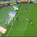 Kendi kalesine görülmemiş bir gol attı