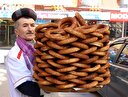 Simit satarak iki çocuk okuttu ev aldı